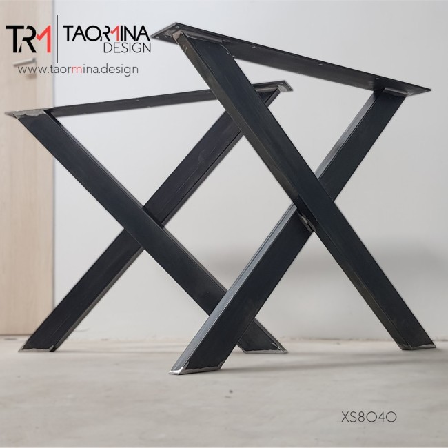 X-shaped iron table legs, robust design and industrial style